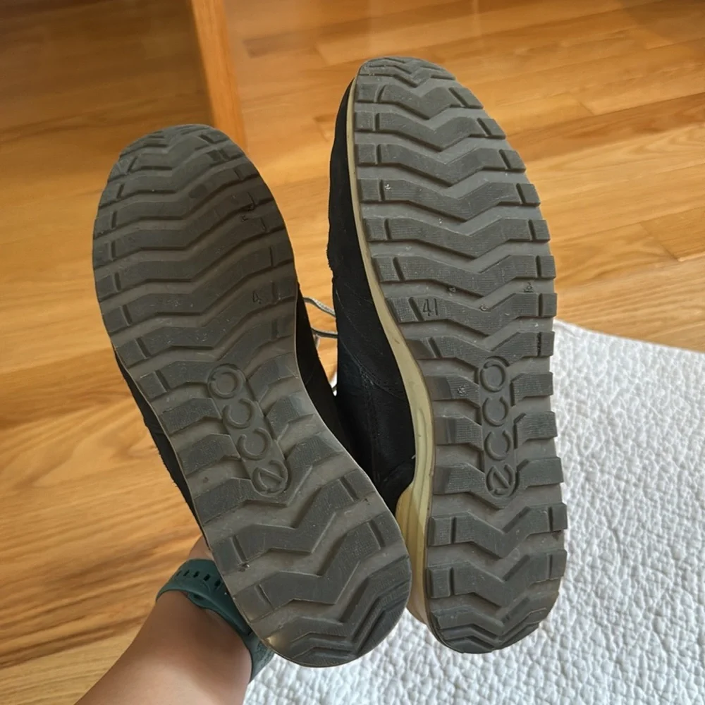 Ecco Black and Cream Sneakers with Streamlined Design size 41 - Picture 3 of 4